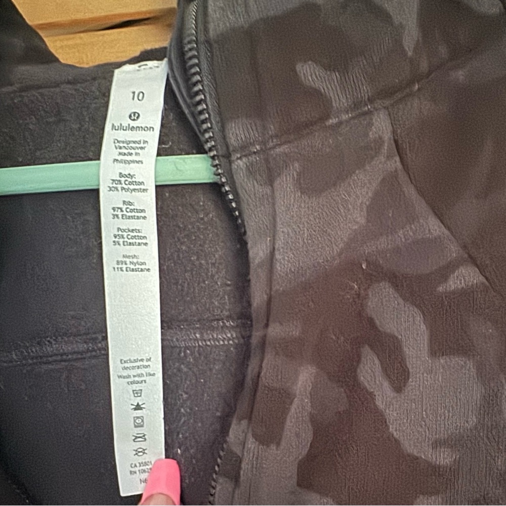 Lululemon Black Camo Zip-Up Hoodie Sz 10 - Picture 4 of 5